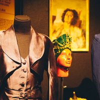 Foto: Otrā pasaules kara laika modes pērles un Evas Braunas kleita Liepājas muzejā