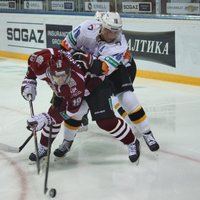 Rīgas 'Dinamo' izcīna svarīgu uzvaru; Ābolam junioram pirmie vārti KHL