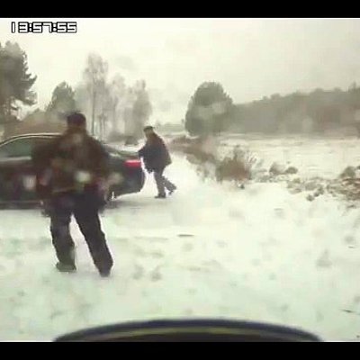 Video: stulbākā avārija – iestumt auto no viena grāvja otrā