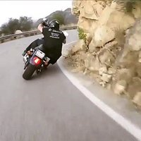 Video: 'Harley-Davidson' motociklists T-kreklā pa kalnu ceļu traucas kā ar superbaiku