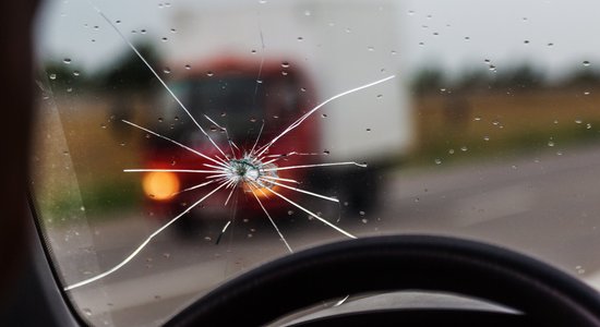 Kā pasargāt automašīnas stiklojumu no ieplaisāšanas