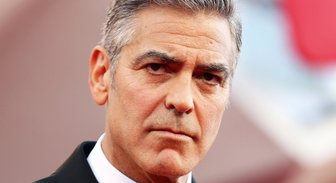 Джордж Клуни подарил родителям собаку из приюта