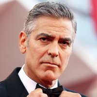 Джордж Клуни подарил родителям собаку из приюта