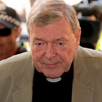 Sāk tiesāt pedofilijā apsūdzēto Austrālijas kardinālu Pellu