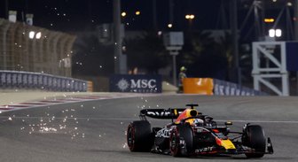 'Red Bull' dubultuzvara F-1 sezonas pirmajā kvalifikācijā; 'Aston Martin' turpina priecēt
