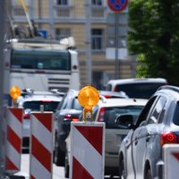 Rīgā vairākos ceļu posmos ilgstoši ierobežos satiksmi