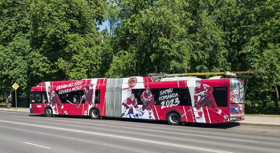 Foto: Rīgas ielās sācis kursēt 'hokeja trolejbuss' – 'Sapņu komanda 2023'