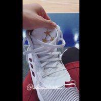 Video: Kristaps Porziņģis atrāda basketbola apavus ar Latvijas simboliku