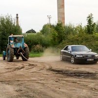 Video: Virves vilkšana Lietuvā – traktors pret 'Audi S8'; zaudētājs sadauza auto