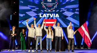 Atklātas starptautiskās motoru sporta spēles, Latvijas karogu nes Reinis Nitišs