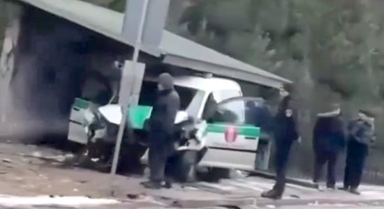 ФОТО. Полицейский автомобиль врезался в остановку на улице Гранита