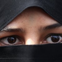 Irānā hidžabu protestos aizturētas 29 sievietes