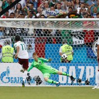 Meksikas futbolisti gūst vēl vienu uzvaru un tuvojas PK astotdaļfinālam