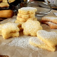 Pirmās adventes gardumi – cukursaldu cepumu receptes mājīgai svētdienai