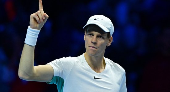Sinnera uzvara paver durvis Džokovičam uz ATP sezonas noslēguma turnīra pusfinālu