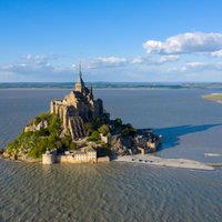 Vēstures lieciniece: tūkstoš gadus veca abatija Francijā, kas slejas virs Atlantijas okeāna