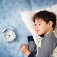 Cik stundas dienā bērnam jāguļ katrā vecumposmā; kā miega trūkums ietekmē veselību