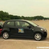 Video: jauns auto paralēlās parkošanās rekords