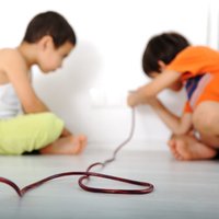 Lai bērns būtu drošībā: 12 likumi par elektroierīcēm mājās