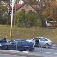 Video: BMW vadītājs Rīgā iekausta 'Ford' vadītāju un aizved to uz motora pārsega