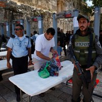 Foto: Jeruzalemē pēc policistu nošaušanas pie Lauvu vārtiem pastiprina drošību