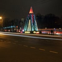 Foto: Rīgā sāk mirdzēt Ziemassvētku egļu ceļš
