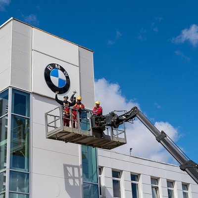 Rīgā durvis vērs Baltijā lielākais BMW auto centrs