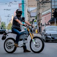 'Delfi' testē: uz cik skrien pilsētas taku elektromotocikls 'Cake'