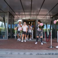 Foto: Vairāki Latvijas olimpieši atgriežas dzimtenē pēc startiem Tokijā