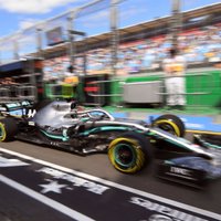Hamiltons ir ātrākais pirmajos divos F-1 sezonas pirmā posma treniņos