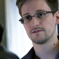 Разоблачитель ЦРУ Сноуден летит в "демократическую страну"