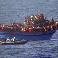 Video: Zvejas laivā pie Itālijas atrod 30 imigrantu līķus