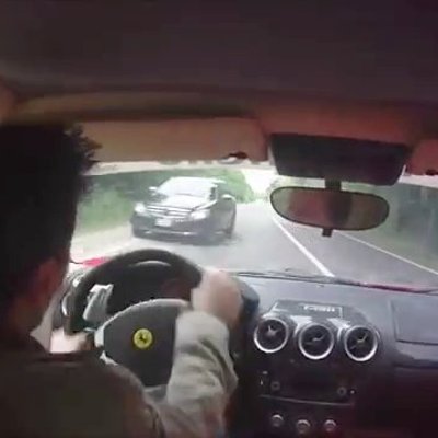 Video: 'Ferrari' vadītājs par mata tiesu izvairās no sadursmes ar diviem auto