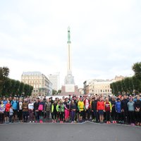 Foto: 'Lattelecom' Rīgas maratona reģistrācija sākas ar Latvijas simtgades kopbildi