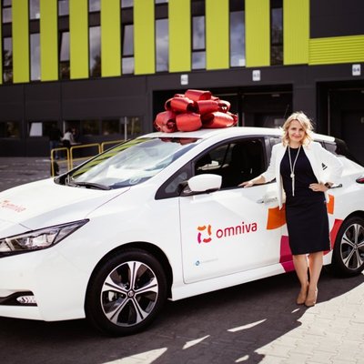 Foto: 'Omniva' autoparks pirmo reizi papildināts ar elektromobiļiem