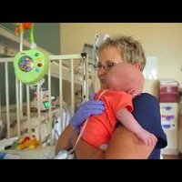 Aizkustinošs video: Vecāku pateicība medicīnas māsai par sniegto mīlestību, rūpējoties par priekšlaikus dzimušiem mazuļiem
