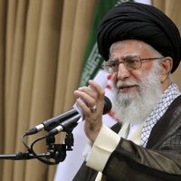 "Эти американские клоуны". Хаменеи сам провел пятничную молитву. Впервые за 8 лет