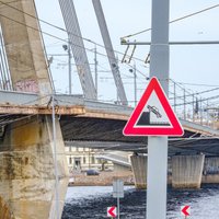 Foto: Kā laikazobs posta Rīgas tiltus
