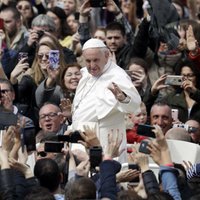 ВИДЕО: Папа Римский отказал в поцелуе руки, чем удивил католиков