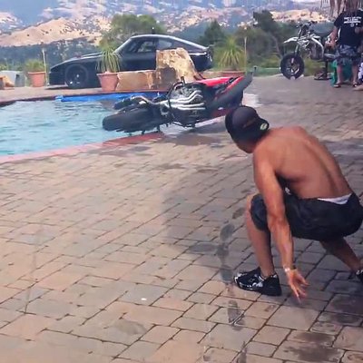 Video: Dzimumdienā plātīdamies, ielidina motociklu baseinā