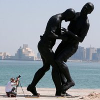 Skulptūra ar leģendāro Zidāna sitienu Materaci uzsākusi 'pasaules turneju'