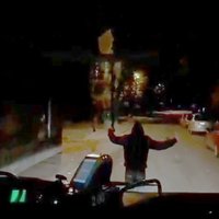 Video: Nakts dejotājs Vecmīlgrāvī bloķē autobusu