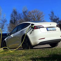 Latvijā elektromobili uzlādēt var arī no gaismas staba