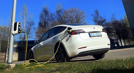 Latvijā elektromobili uzlādēt var arī no gaismas staba