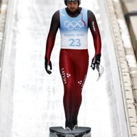ВИДЕО: Латвийскому спортсмену во время разгона на Олимпиаде помешал видеооператор