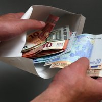 Сотрудникам VID предложили взятку в 60 тысяч евро — дело передано в суд