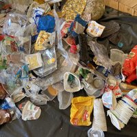 Pētījums: ceturtā daļa atkritumu, kas nonāk iepakojuma konteineros Latvijā, nevar tikt pārstrādāta