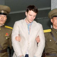 Miris no ieslodzījuma Ziemeļkorejā atbrīvotais ASV students