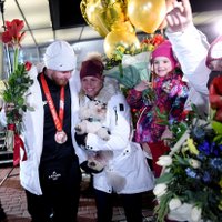 ФОТО: Латвийские саночники вернулись из Пекина с олимпийской бронзой