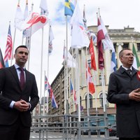 Ринкевич и Стакис заменили в Риге официальный флаг Беларуси на бело-красно-белый